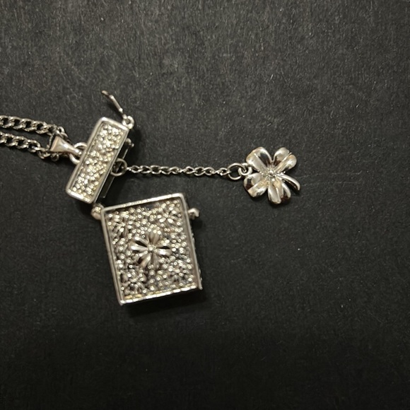 1 set Silvertone purse pendants:
1 has shamrock; 1 has timepiece
FREE SHIP - Picture 3 of 4